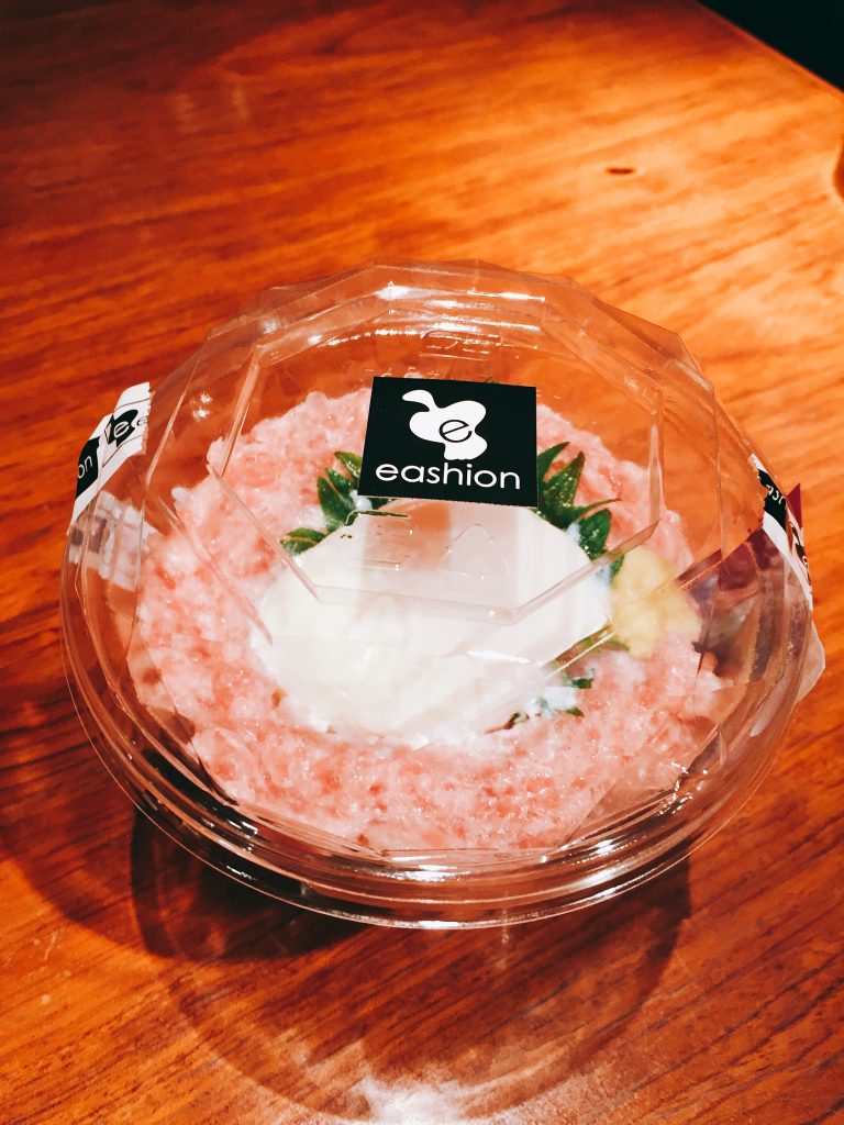 渋谷ヒカリエで発見 まぐろと半熟玉子のcup Sushi 行列のできる人気惣菜店 Eashion イーション エバデリ